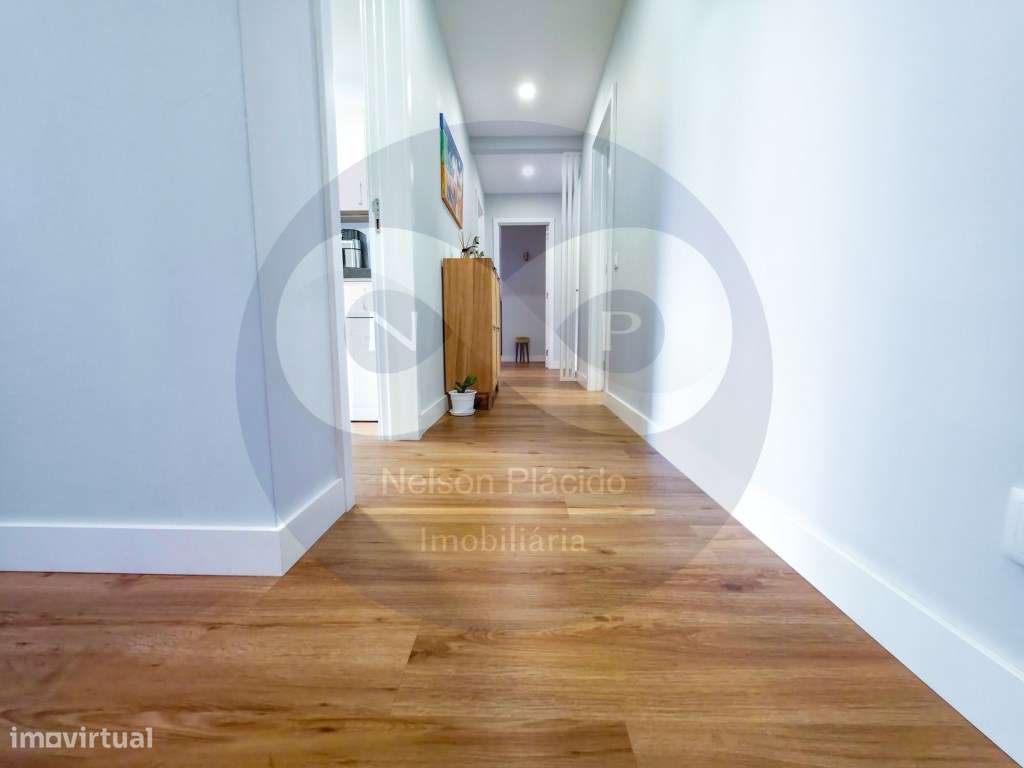 T2 com Cozinha Equipada, Varanda e Garagem para 2 carros, num 3º an... - Grande imagem: 3/32