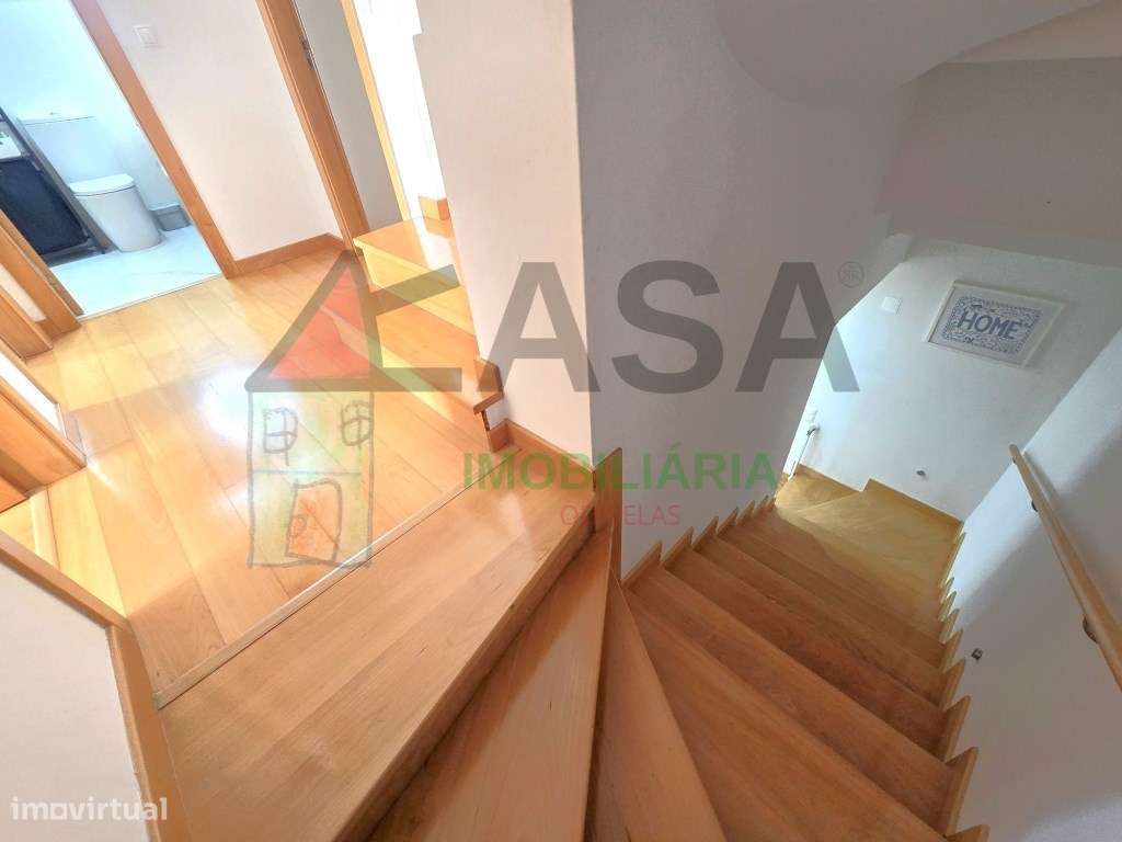 Moradia T4 com Terraço e Vista Desafogada em Loures-17