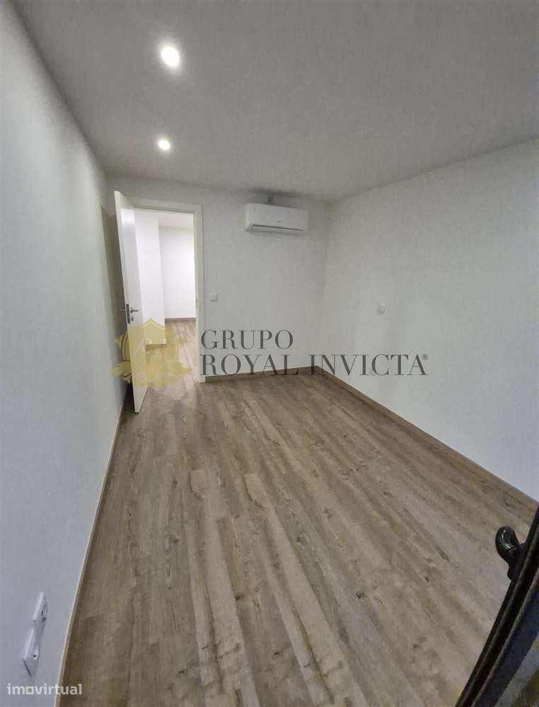 Oportunidade – Apartamento T2 Remodelado no Porto-23
