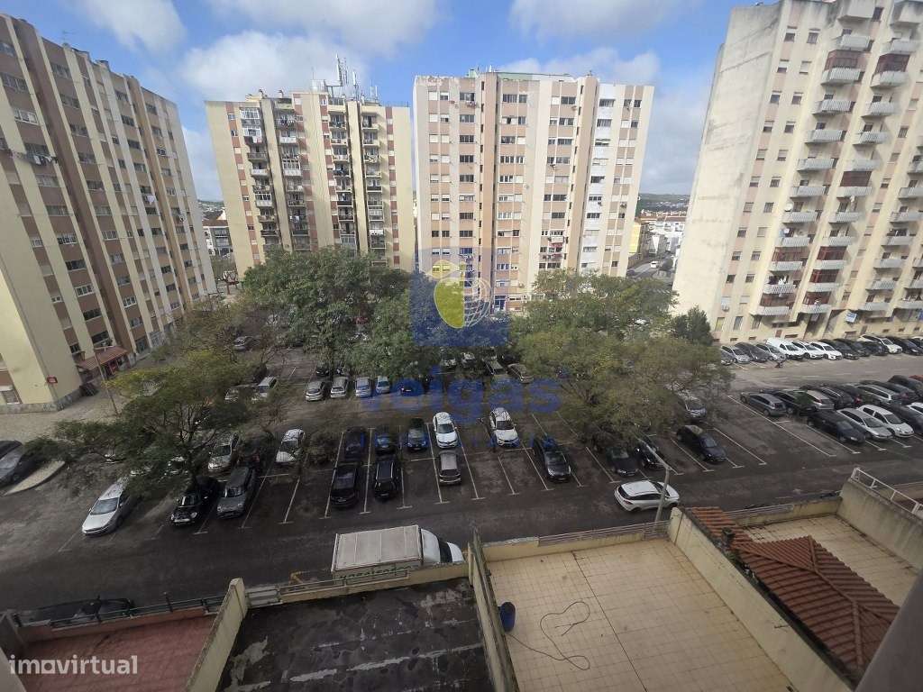 Apartamento T3 situado no Carregado, distinguindo-se pelas áreas ampla - Grande imagem: 2/53