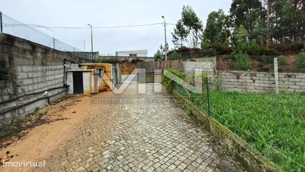Terreno murado com construção - 2100m2-34