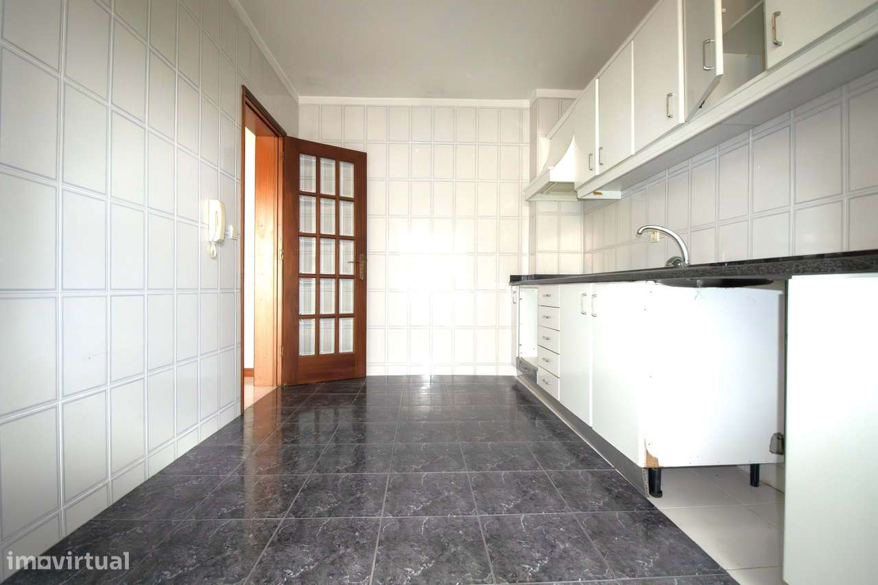Apartamento T3 em Árvore, com Vista Mar, Varandas, Garagem e Elevador-10