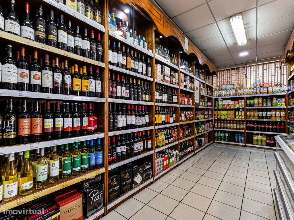 Supermercado em funcionamento no centro de Albufeira-7