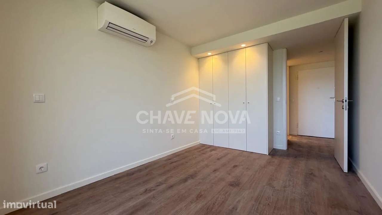 Apartamento T2 com garagem e varanda em Gaia-10