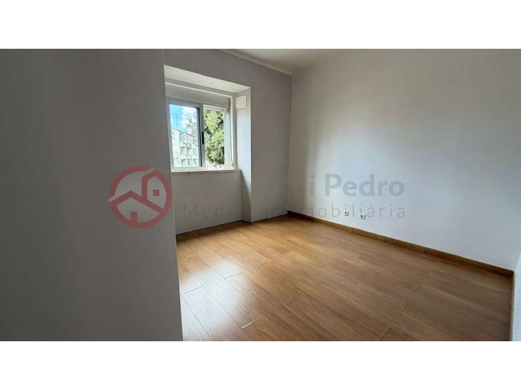 Apartamento T2 com logradouro e churrasqueira na Cova da Piedade, A...-16