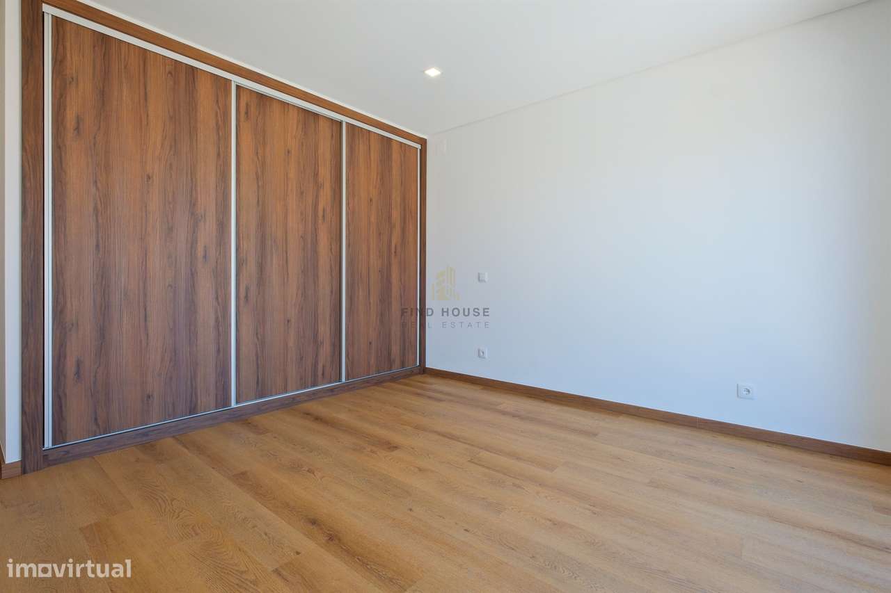 Vende-se Moradia Isolada T4 com garagem, piscina e jardim em Albarraqu-28
