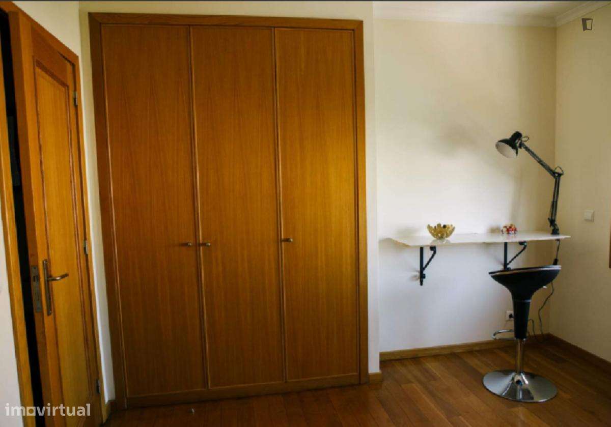 Quarto - localizado em Mafamude Porto - Grande imagem: 3/7