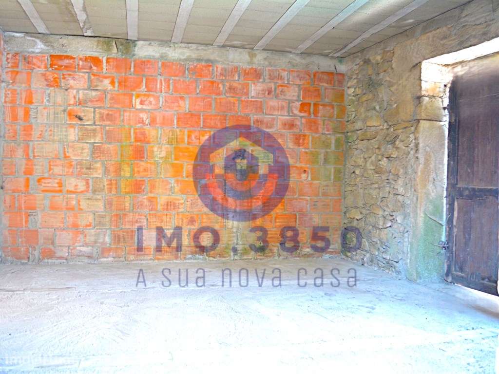 Moradia T3 em pedra para recuperação-4
