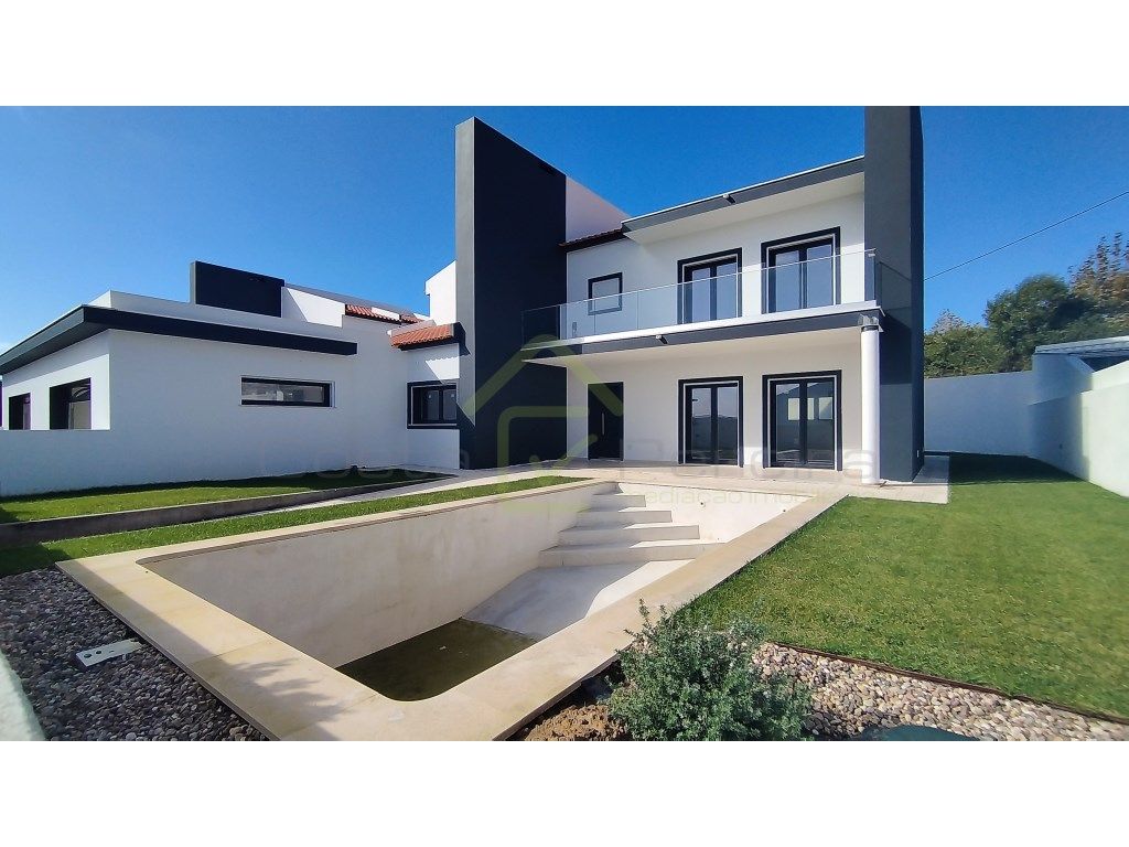 Moradia T4 nova em lote 650 m2 com piscina! - Grande imagem: 1/3