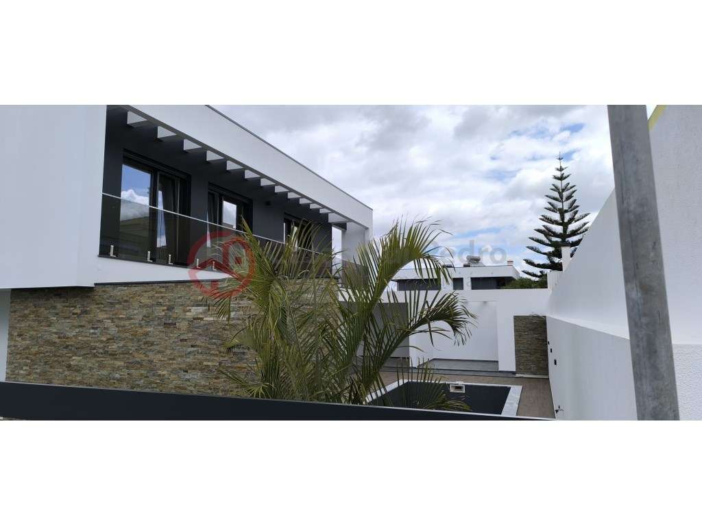 Moradia Isolada de dois pisos T4 com Piscina e Pérgula, Azeitão - Grande imagem: 3/60