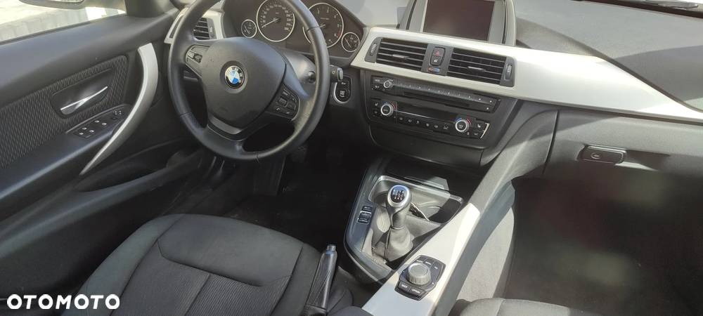 BMW Seria 3 320d Touring - 10