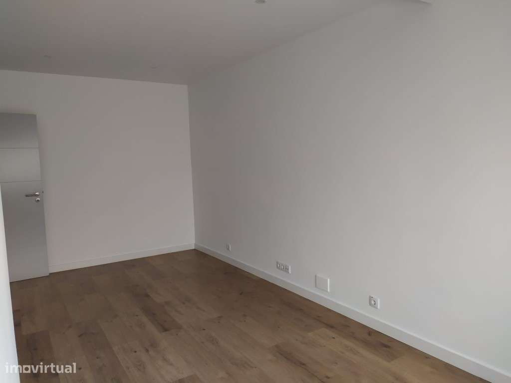 T2 remodelado e semiequipado na Amadora-15