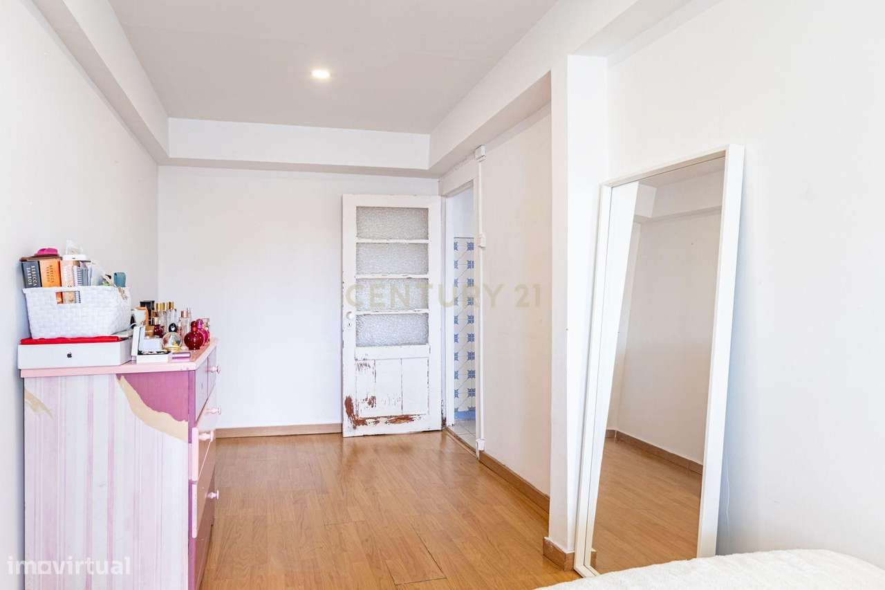 Apartamento com enorme potencial na prestigiada zona da Lapa / Estrela-12