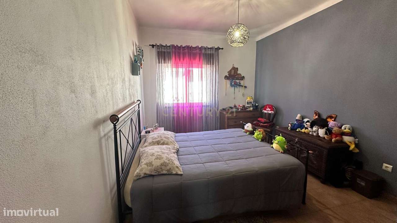 MORADIA  T4 BASTANTE ATRATIVA , ESPAÇOSA E COM MUITA LUZ NATURAL EM A-7