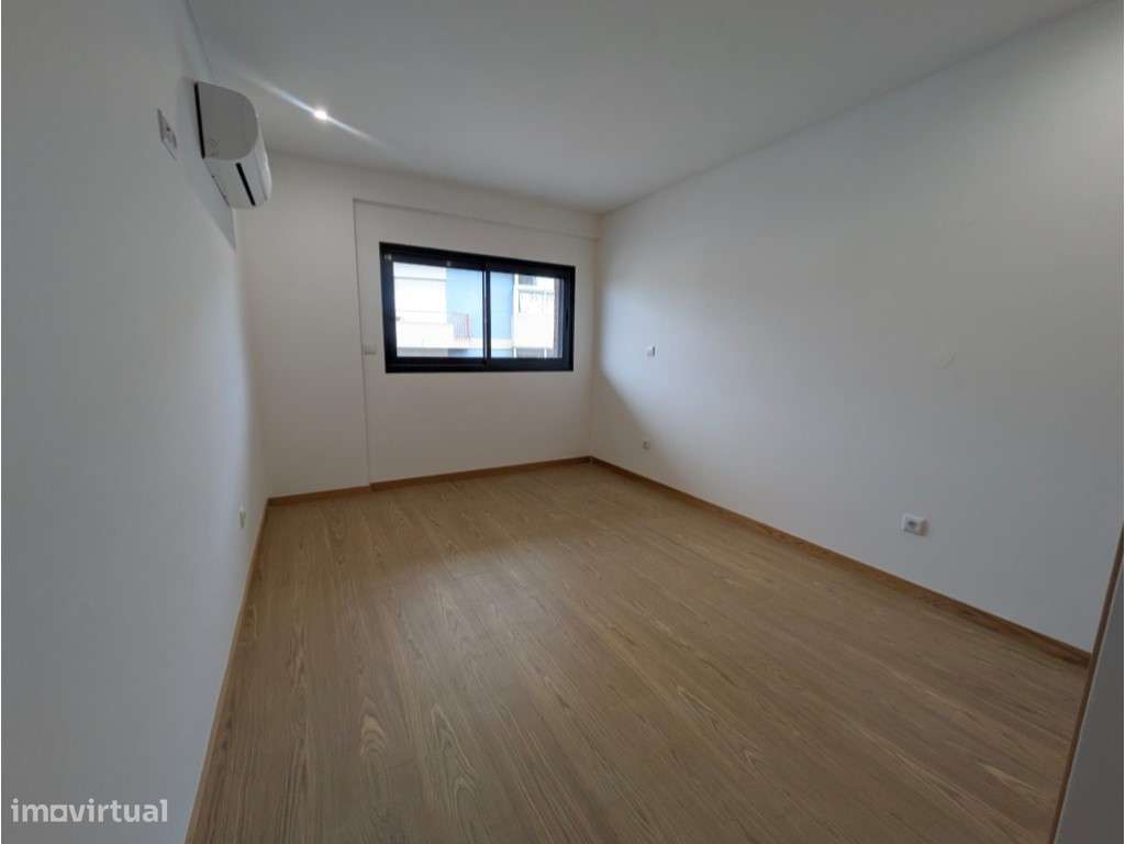 Apartamento T2 em condomínio fechado com piscina no centro de Ermes...-7