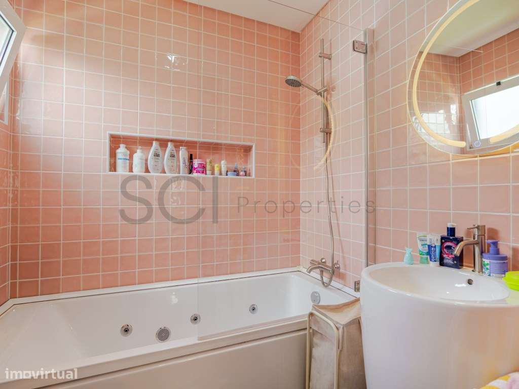 Moradia T3 com piscina nas Quintinhas, Charneca da Caparica. Estilo...-20