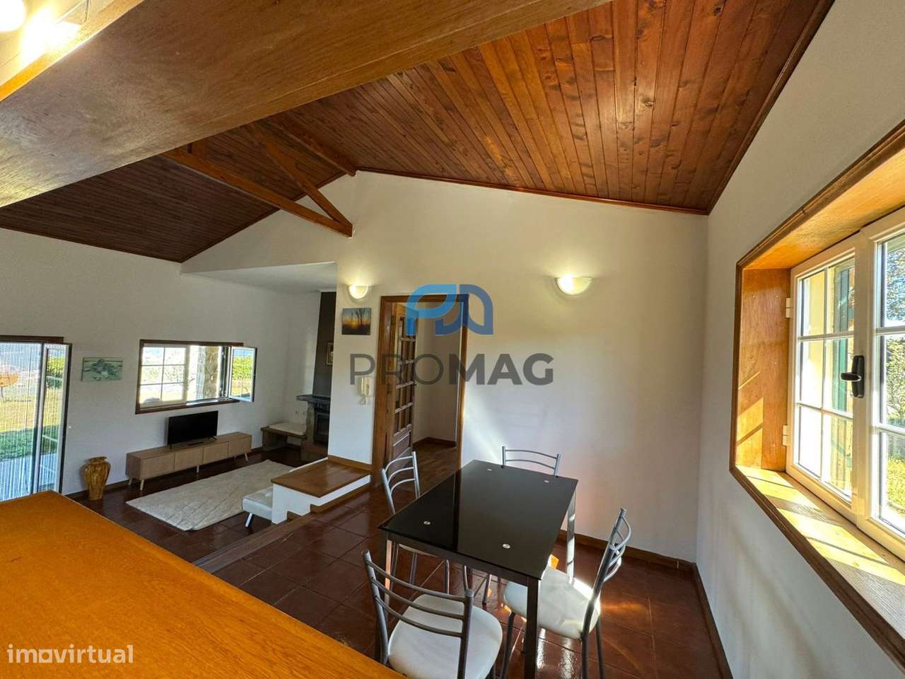 Moradia com excelente área, piscina e plena privacidade-21