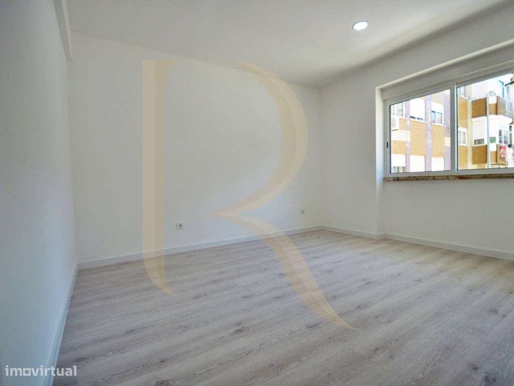 Apartamento T2 Totalmente remodelado em Almada-11