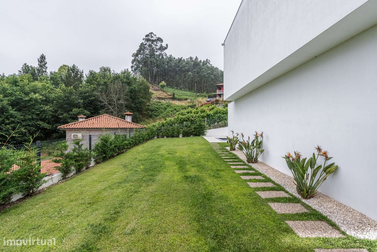 Moradia de Arquitetura Contemporânea com Piscina | Fafe-34