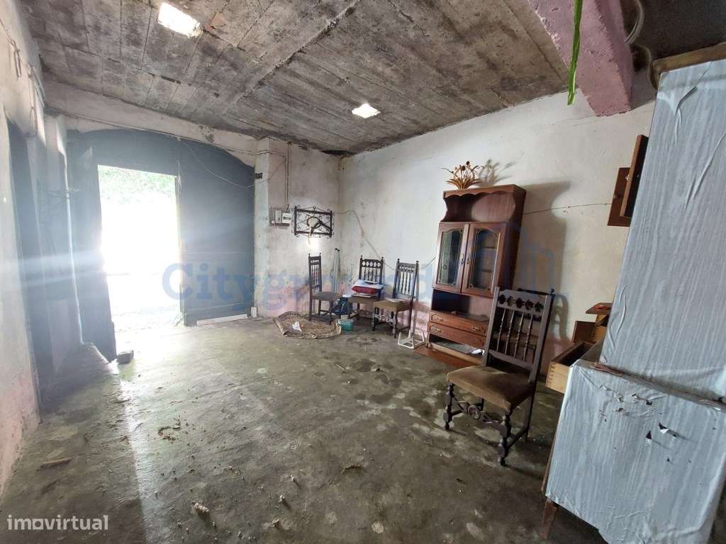 Moradia com armazém, terraço e pátio para recuperação-20