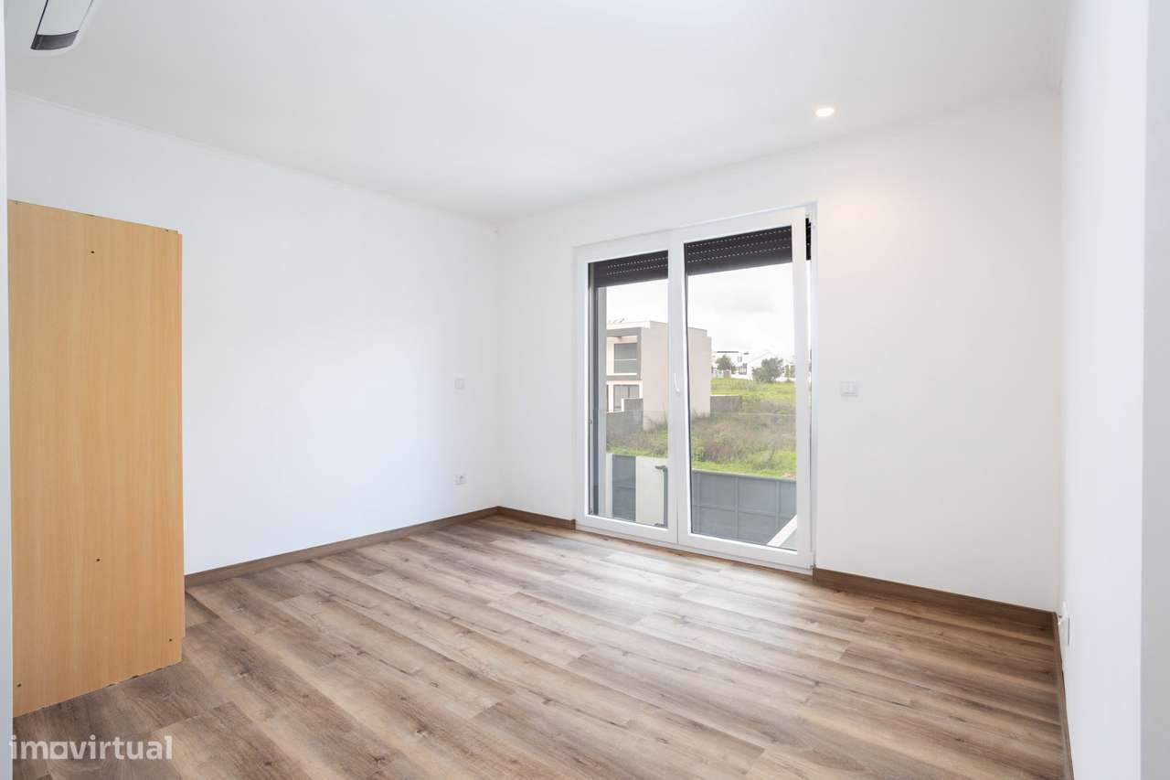 Excelente Moradia Unifamiliar Contemporânea T5 a estrear com Piscina e - Grande imagem: 4/60