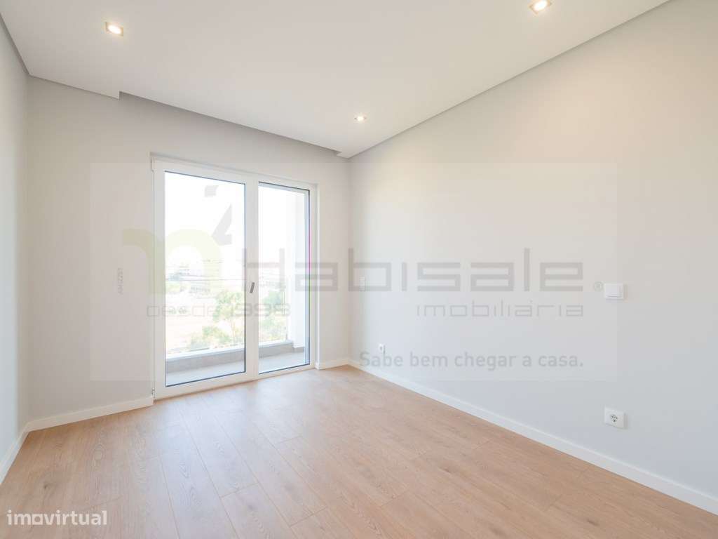 T3 Excelentes Acabamentos com Box Perto da Praia de Carcavelos-11