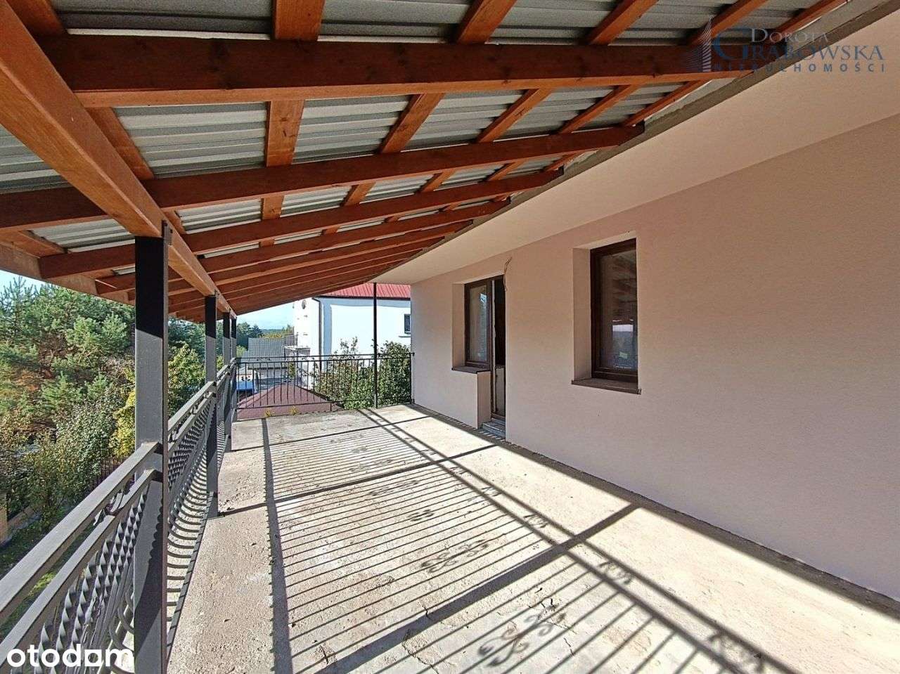 Wolnostojący dom w ładnym otoczeniu.-10