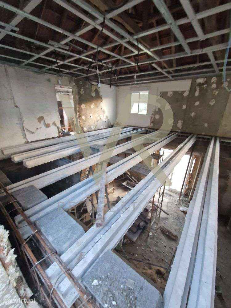 Moradia para Remodelação com Terreno Generoso em Ourém-23