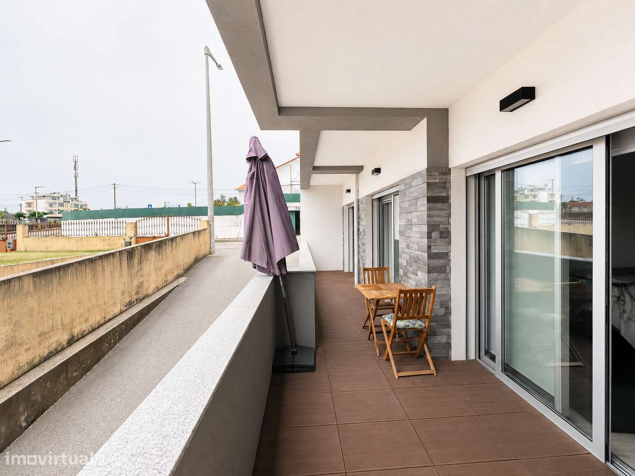 Apartamento T3 com garagem fechada, logradouro e jardim-1