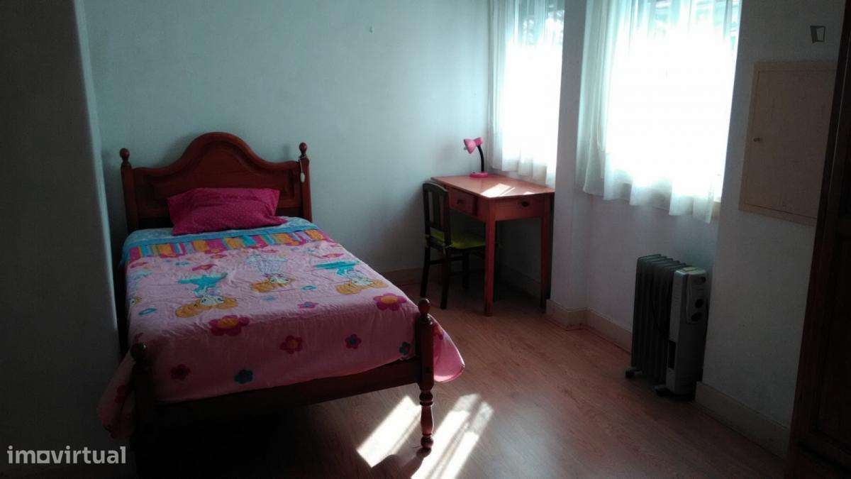 Quarto - localizado em Baixa Coimbra - Grande imagem: 2/10