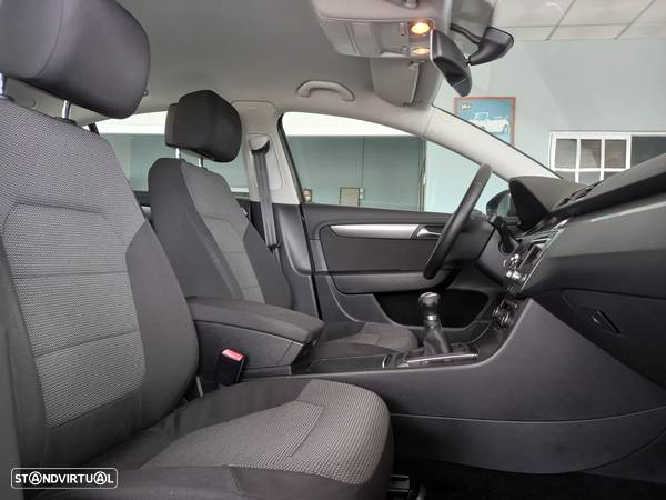 VW Passat 1.6 TDI BlueMotion - 23