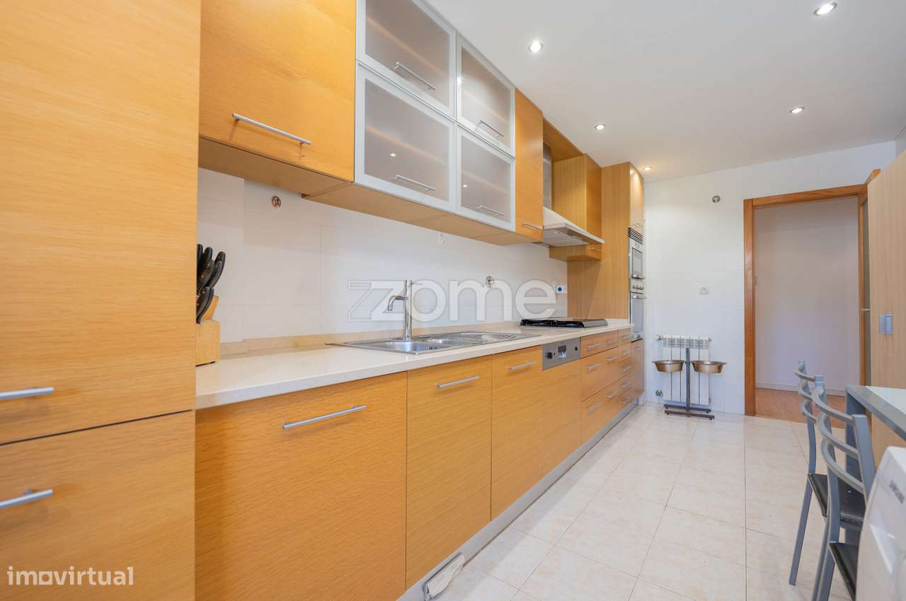 Incrível T3 em Camarate - venha já conhecer! - Grande imagem: 2/16