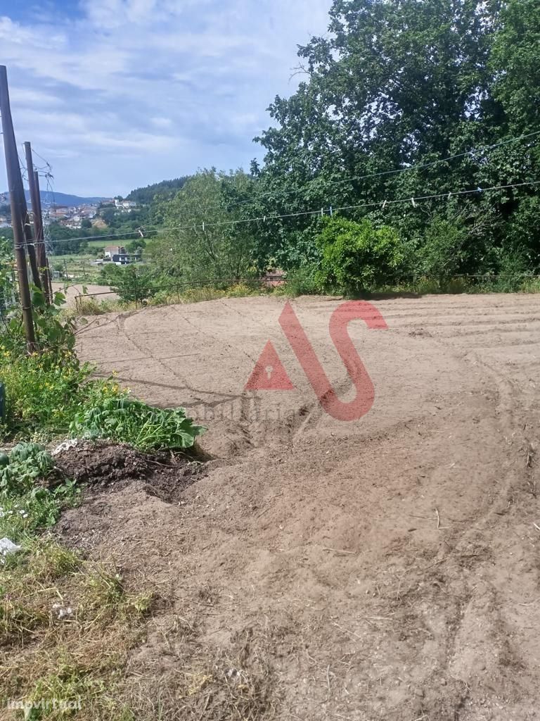 Terreno urbano de 488m2 com ruína em Guardizela, Guimarães