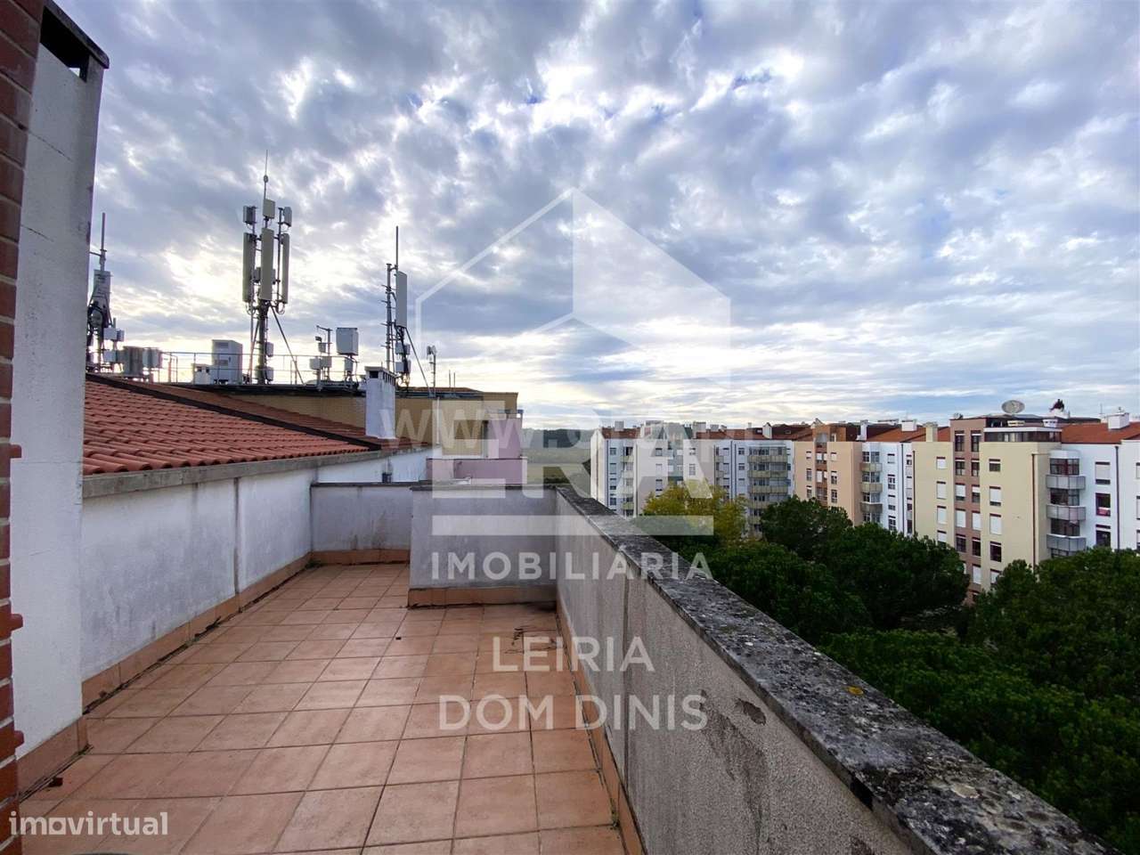 Apartamento T2 com varanda, terraço e garagem em Leiria-17