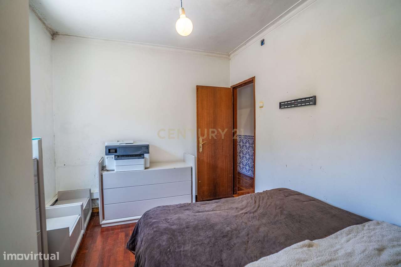 Propriedade composta por prédio, moradia e terreno em Salir do Porto-17