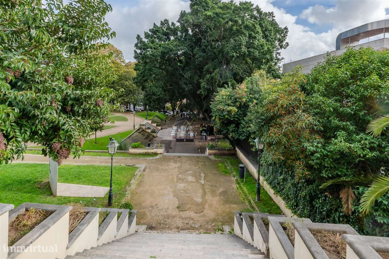 Elegância na Lapa: T2+2 com Alma e Vista Desafogada-29