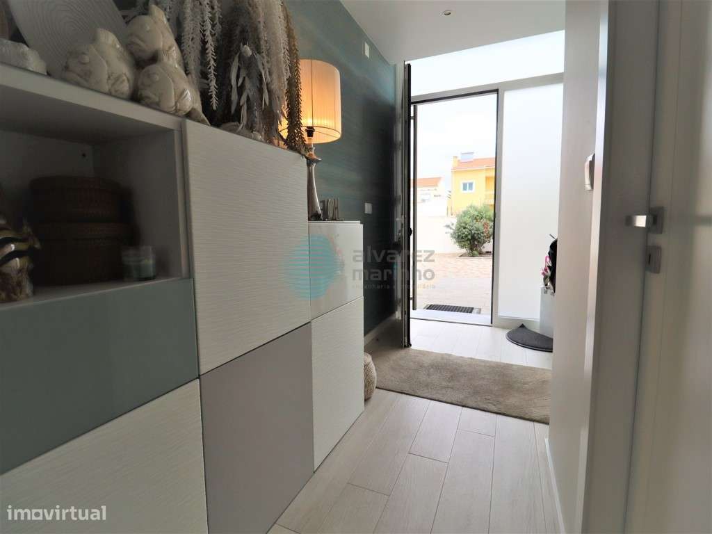 Moradia V3, na zona de Santa Cruz, em condomínio fechado - Grande imagem: 4/33