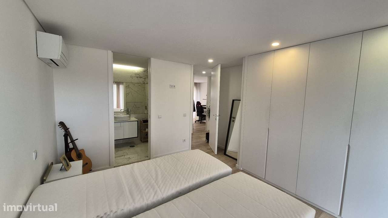 T3 Recuado no último piso, com terraço de 77,35m2 e garagem fechada-1