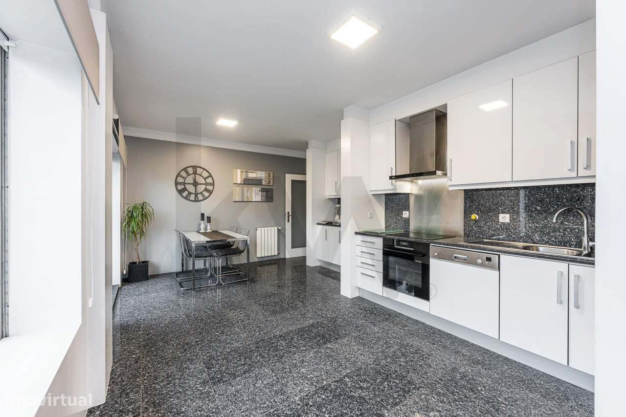 Excelente T5  em Condominio Fechado a Marechal Gomes da Costa, Porto-30