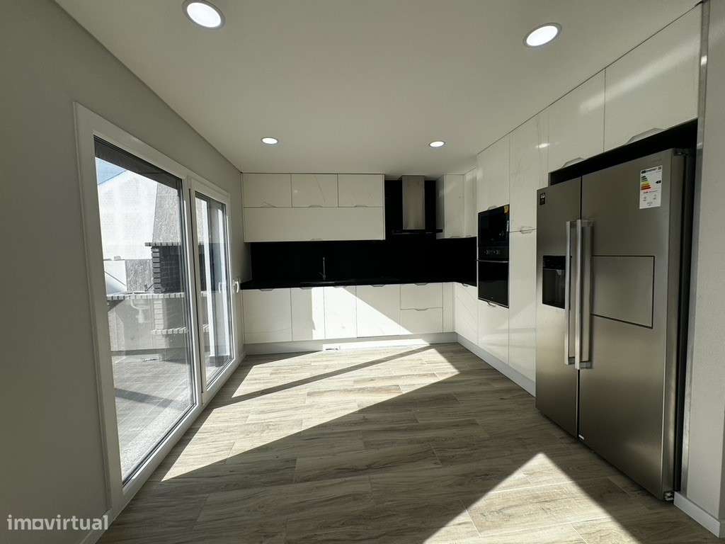 Moradia com 3 Suites, Garagem, Logradouro, Churrasqueira e Piscina-14