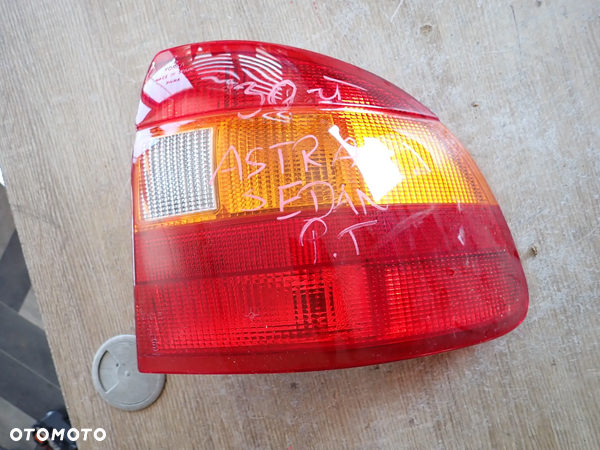 OPEL ASTRA F SEDAN LAMPA PRAWY TYŁ NOWA - 1