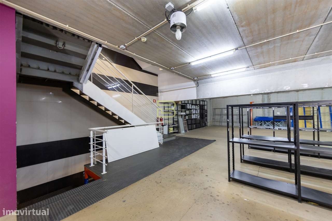 ARMAZÉM com 374m², para VENDA, na ZONA INDUSTRIAL de ERMESINDE-5