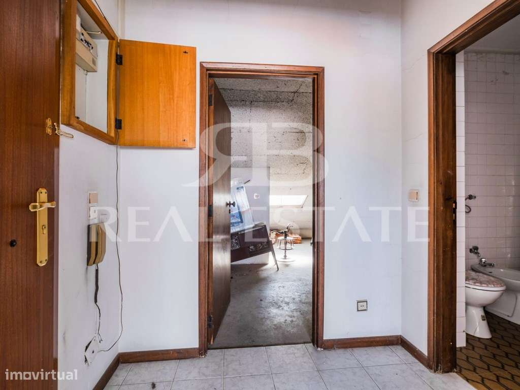 T2, para remodelação total | junto à Praça de Espanha | centro de L...-25