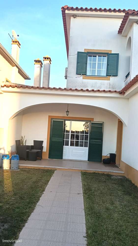 Moradia T3 em banda | 2 pisos e quintal, estimada | área  de 214m2-39