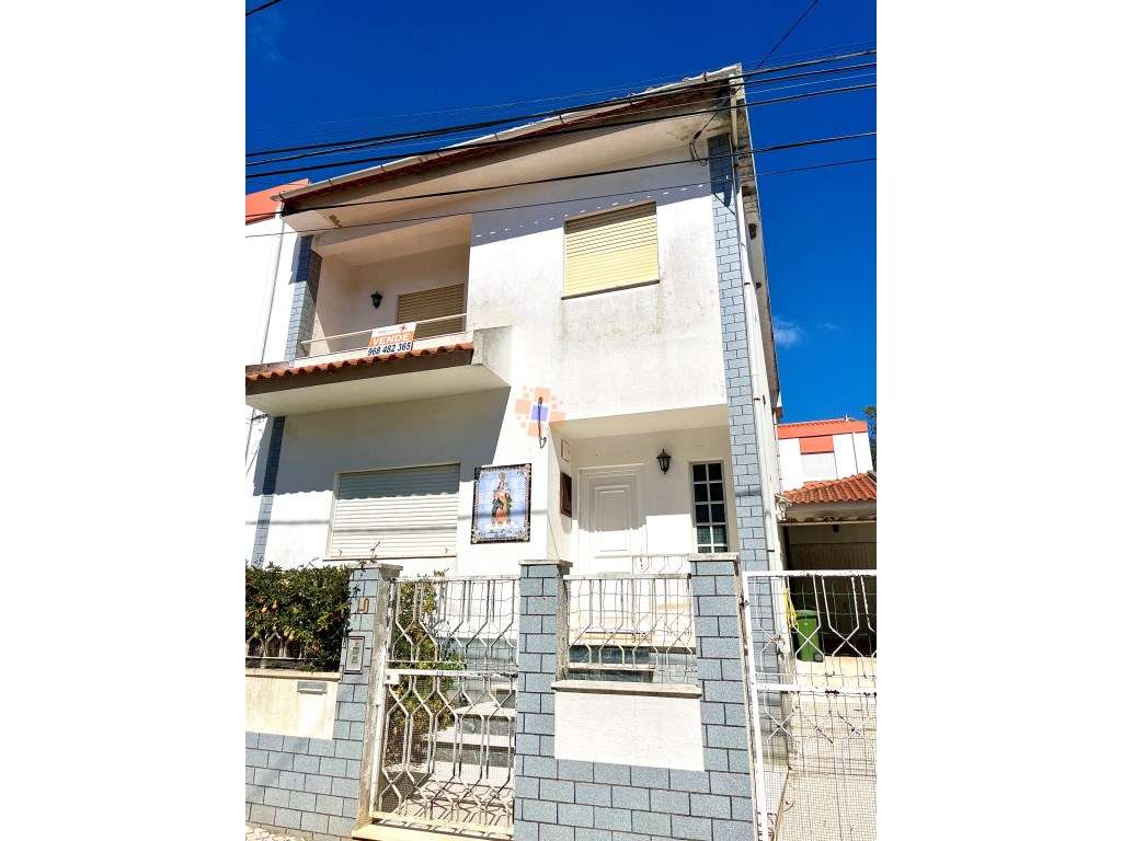 Moradia Geminada T5 em Vale de Milhaços - Corroios-26