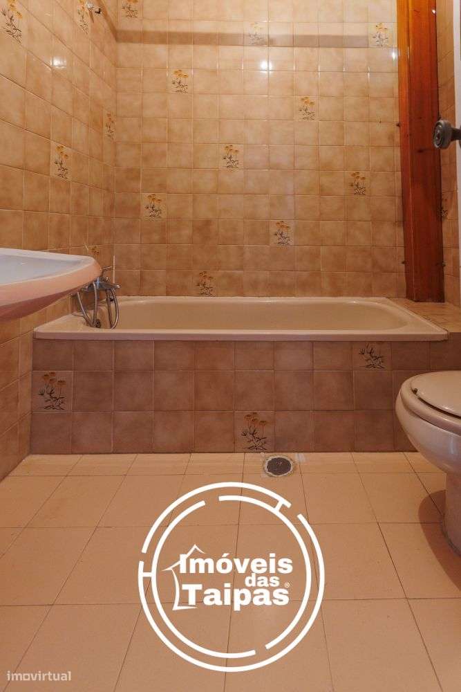 Vende-se Apartamento Duplex Centro das Taipas-23