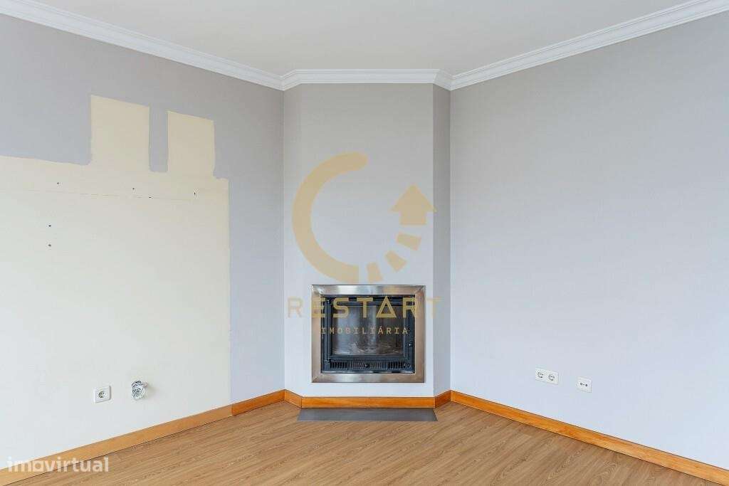 Apartamento T3 com excelente exposição solar, box fechada e junto ao m-19