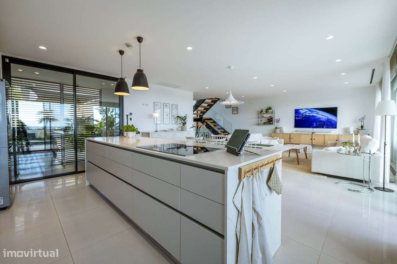 MODERNA E LUXUOSA MORADIA T3 COM PISCINA E GARAGEM PERTO DA MARINA DE-6