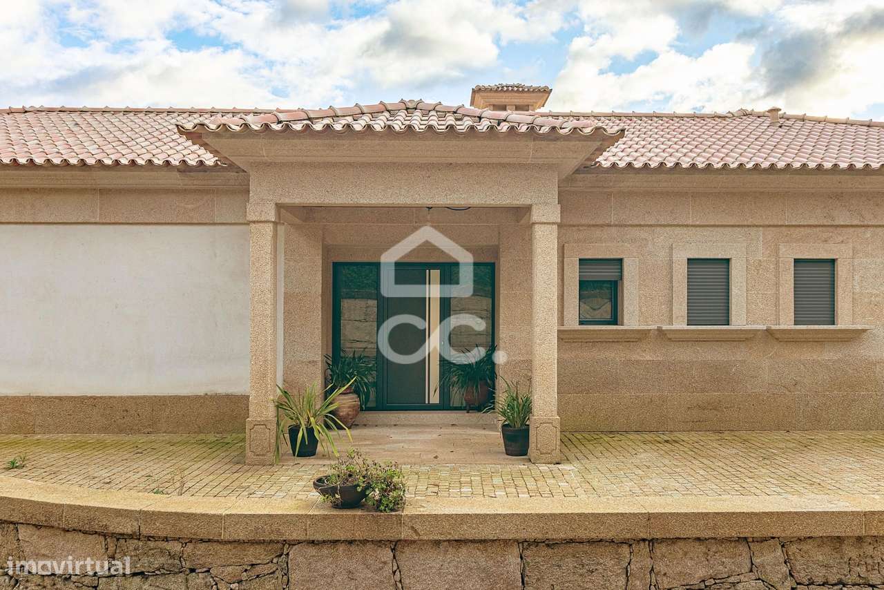 Moradia Térrea de Luxo com Cave | Conforto, Eficiência e Espaço Exteri-11