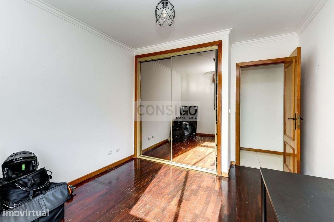 Apartamento T3 com garagem em Rio de Mouro-17